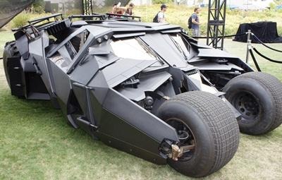 ノーラン版はまるで装甲車か戦車、ハードな戦闘を彷彿させる。