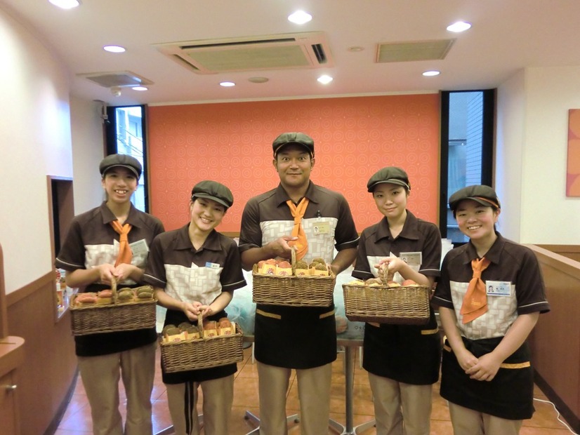 スタッフに紛れたがすぐにばれてしまった山口さん