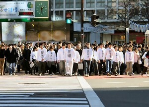 gooが渋谷を乗っ取った。1,000人の“人メディア”と3つの巨大スクリーンを使った宣伝を展開