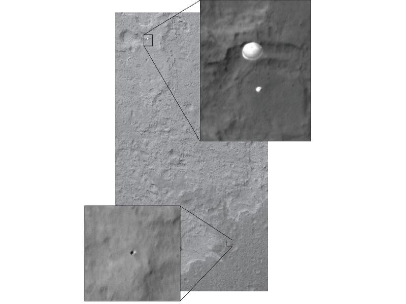 火星観測衛星がとらえた下降中のキュリオシティ（上）。下は分離した耐熱シールド。撮影時点で空中を落下中だ。