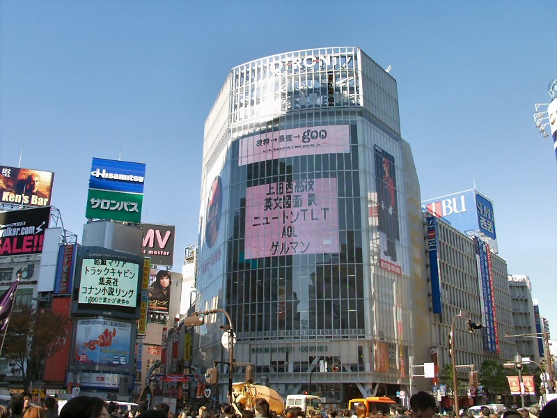 gooが渋谷を乗っ取った。1,000人の“人メディア”と3つの巨大スクリーンを使った宣伝を展開