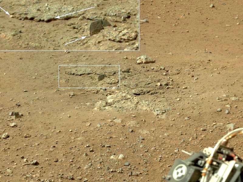 地表の浅い部分がロケット噴射で吹き飛ばされた。
