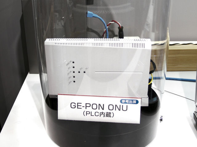 GE-PON ONUにPLC機能を内蔵させた製品。インジケータにはPLCとPCのアクセス・インジケータらしきものが見て取れる