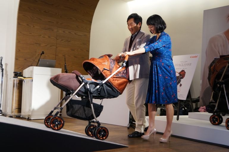 2人でベビーカーを押しながらイベント会場に登場