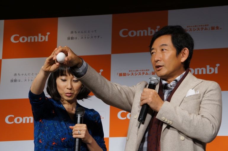 最新ベビーカーのシート素材に採用された「エッグショック」の衝撃吸収力を確認するため卵を落とす石田さんと理子さん