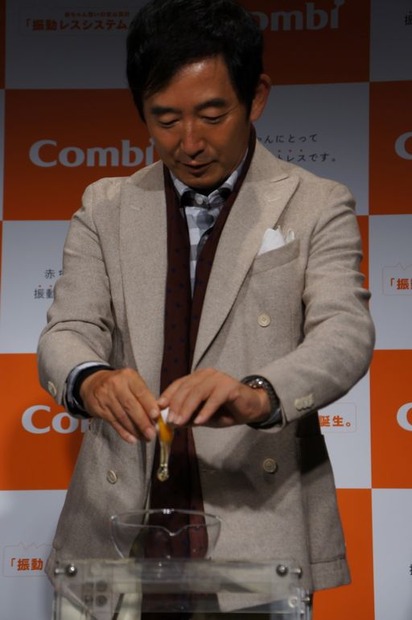 落とした卵が、生卵であることを確認する石田さん