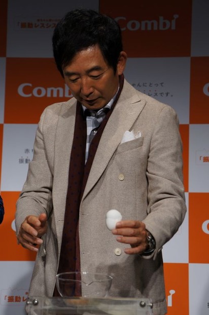 落とした卵が、生卵であることを確認する石田さん