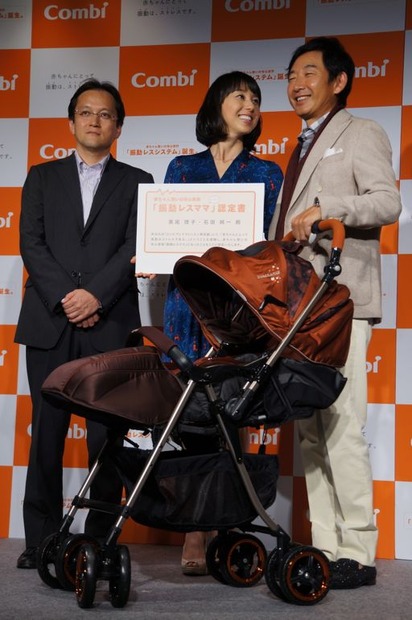 コンビのベビー事業本部長五嶋啓伸氏から振動レスシステム搭載のベビーカー「ディアクラッセオート4キャスエッグショック」が贈呈された