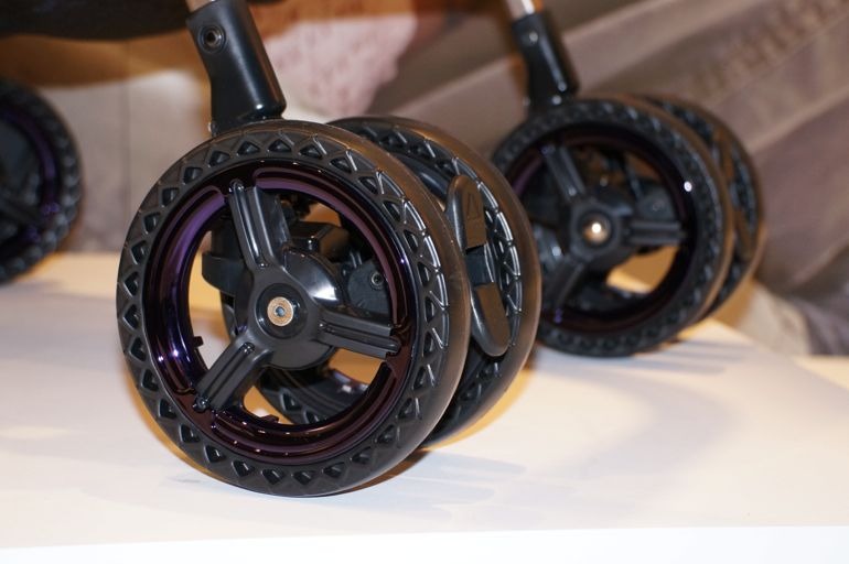 最新のベビーカーは、大型化したタイヤを採用するとともに衝撃を吸収構造となっている
