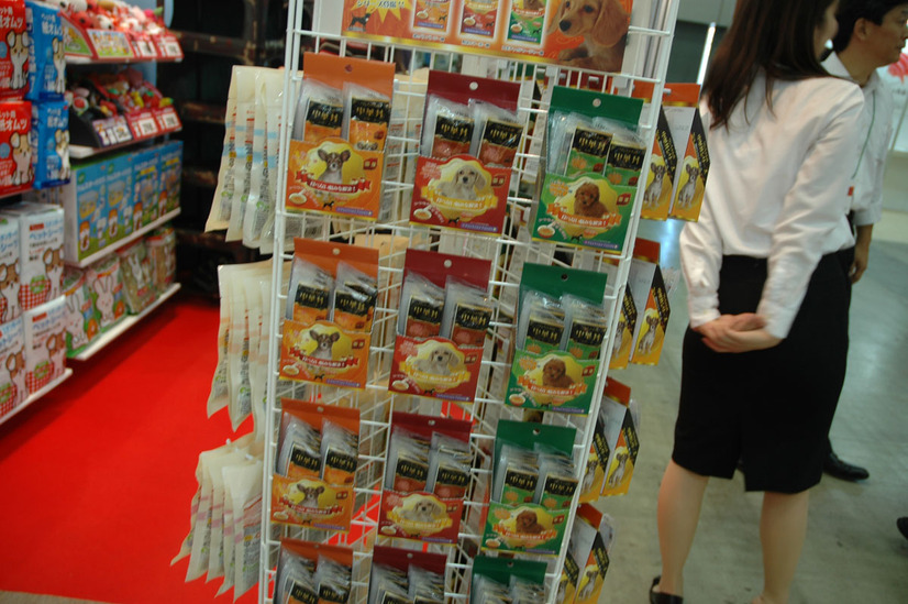 ペットライブラリが秋に販売予定の「ワンちゃんの中華丼シリーズ」。ジュレタイプでからまりやすい。