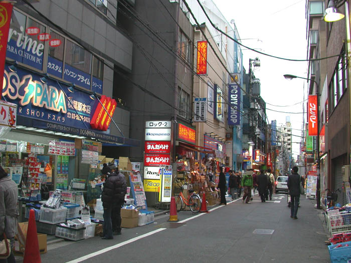 ドスパラ秋葉原本店前のようす