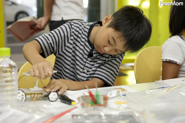 太陽光パネルを取り付ける遼くん（5年生）