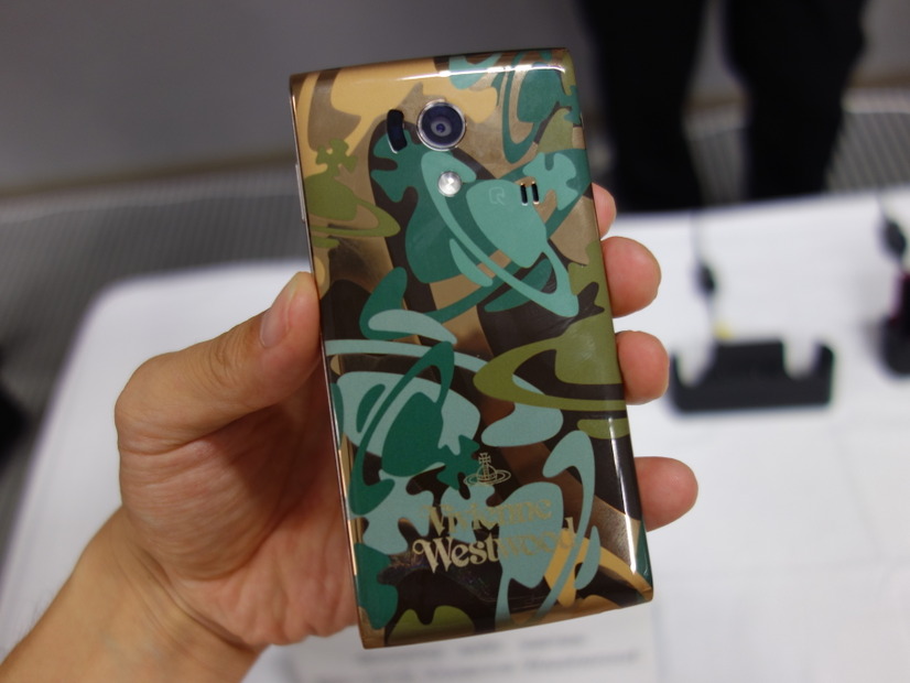 「SH-01E Vivienne Westwood」
