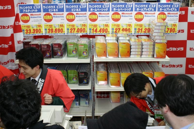 販売カウンターに並ぶVistaの各バージョン。有楽町店では約300人がVistaを購入