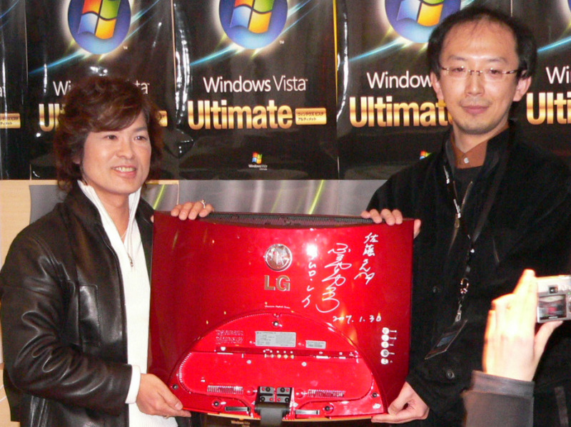 　Windows Vistaの発売が迫る29日深夜、ドスパラ秋葉原本店向かいのUltimate Cafeで、人気アニメ声優、古谷徹さんのトークショウが行われた。