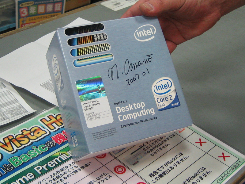 天野伸彦さん直筆のサインが書き込まれた「インテルR Core2 Duo プロセッサ E6600」が0円スタートオークションの目玉商品だ。