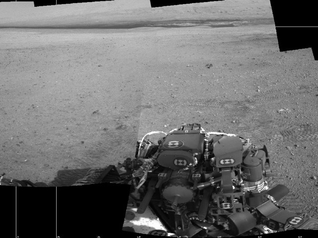 NASAが写真につけたキャプションは「無限の彼方へ」。キュリオシティの軌跡が無限マークになっている。キャプションは映画「トイ・ストーリー」に出てくる宇宙飛行士バズ・ライトイヤーの決め台詞だ。