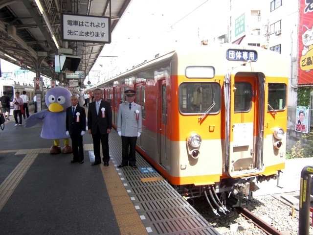 大宮駅。向かって左からコバトン（埼玉県のマスコット）、花上名誉館長、牧野常務取締役、大宮駅宮田幸男駅長、8000系8111号編成