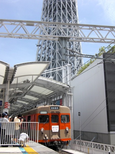 とうきょうスカイツリー駅。許可を得て柵外で撮影。今日のツアーはこの後、水族館見学とスカイツリー登塔となる。