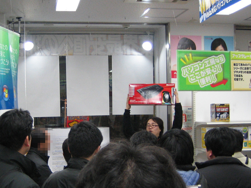 フェイス 大阪日本橋店を後にしたオークショニアはショップをパソコン工房 本店に移動して次々にPCパーツをオークションにかけていく