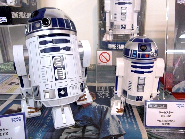 セガトイズ/ホームスターR2-D2 EX（向かって右）とセガトイズ/ホームスターR2-D2