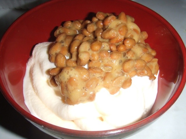 クーリッシュバニラの上に納豆を乗せた「納豆アイス」