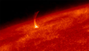太陽観測衛星「ひので」がとらえた彩層ジェットの例