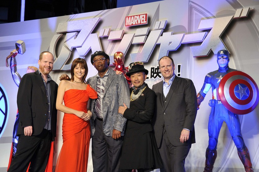 『アベンジャーズ』日本プレミア。向かって左からジョス・ウェドン監督、米倉涼子、サミュエル・L. ジャクソン、竹中直人さん、ケビン・ファイギ（製作）