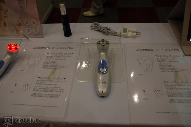 エレモアエクラ 41,790円。専用美容液 30ml 12,600円。低価格で高機能。ヘッドがチタン合金製なので敏感肌の人も安心だ。