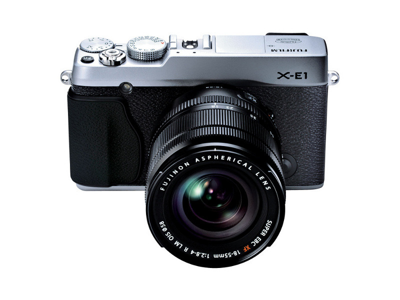 「FUJIFILM X-E1」シルバーのレンズ装着時