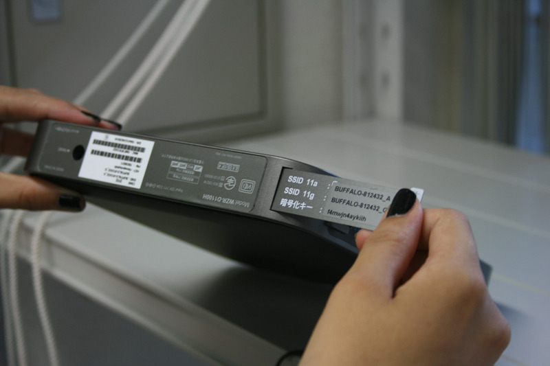 パスキーや接続用のパスワードなどは、本体に収納されたカードに記載