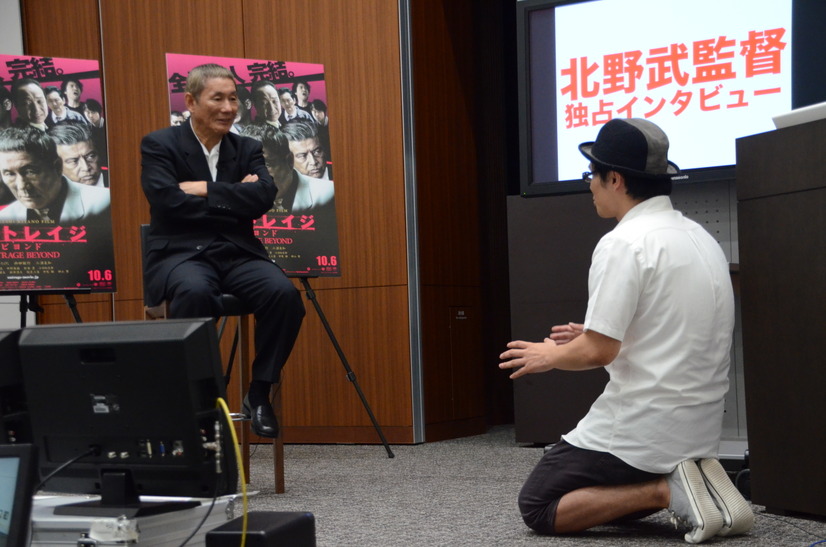 緊張のためか、なぜか司会者が正座状態でインタビュー