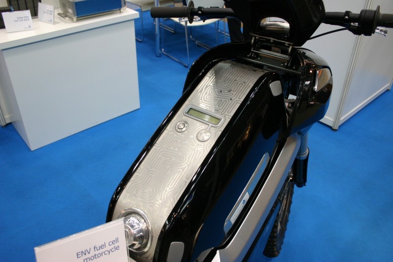 　燃料電池の国際見本市 FC EXPO 2007で、英国INTELLIGENT ENERGY社が燃料電池バイク ENVを展示していた。かなり斬新なデザインで、市販、製品化については各社と検討中だそうだ。