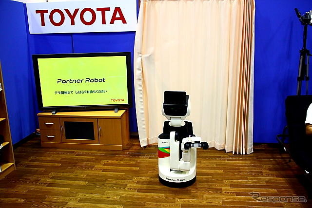 国際福祉機器展H.C.R.2012で公開されたトヨタの生活支援ロボットのデモンストレーション