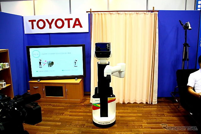 国際福祉機器展H.C.R.2012で公開されたトヨタの生活支援ロボットのデモンストレーション