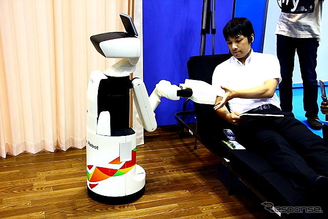 国際福祉機器展H.C.R.2012で公開されたトヨタの生活支援ロボットのデモンストレーション