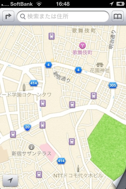 iOS6のマップ。鉄道の駅と線路はかなり拡大しないと表示されない。地下鉄の存在はほぼ無視されている。地下鉄の駅のアイコンは出入り口を示していないどころか、駅の位置としても誤りが多い。