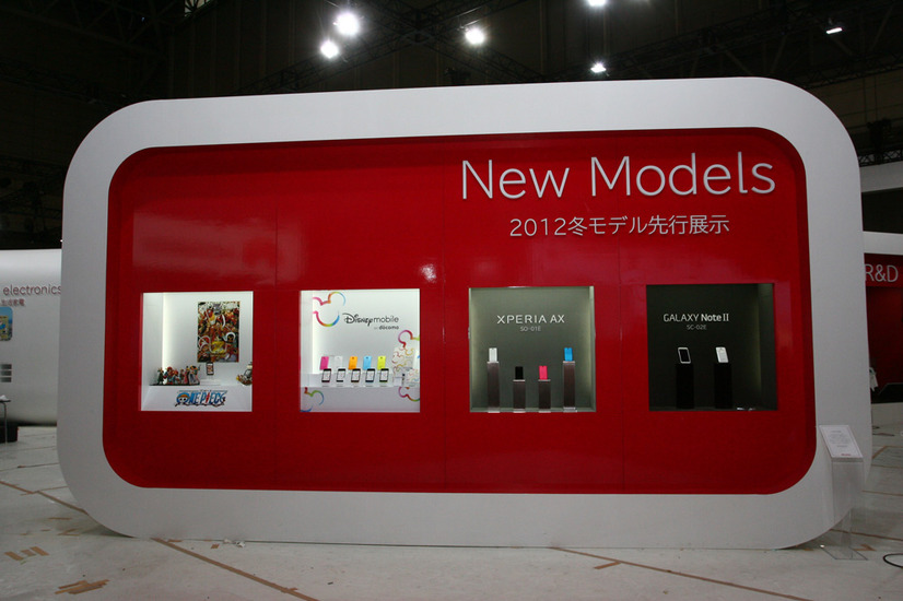 2012冬モデル先行展示コーナー。興味津々なニューモデルはアクリルケースの中にある。