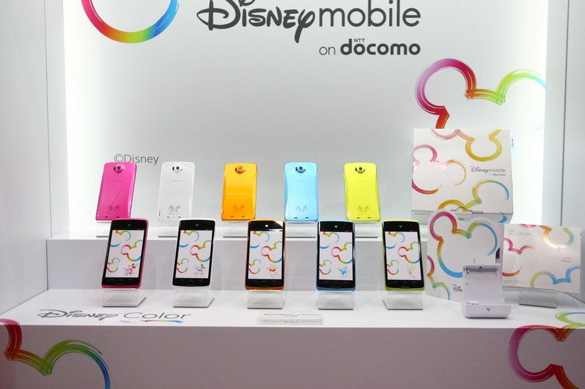 Disney mobile on docomoの新ラインアップ「Disney mobile on docomo N-03E」。