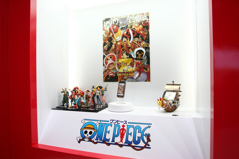 ONE PIECEコラボレーションモデル「N-02E ONE PIECE」の展示コーナー。