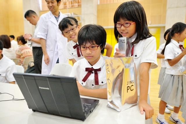 JINS PC for kidsを使用する四天王寺学園小学校の児童