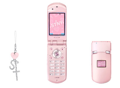 　NTTドコモ関西は、NEC製FOMA携帯電話「N903i」に新色プラチナピンクを採用した「STNY by Samantha Thavasa」コラボレーションモデルを3月1日に発売する。なお、事前予約受付は2月1日よりNTTドコモ関西営業エリア内（近畿2府4県）ですでに開始されている
