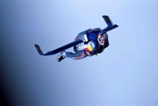 ガートナー。2003年、ドーバー海峡の両端、ドーバーからカライスまでの距離を、高さ3万2808 フィート（約1万メートル）から世界で初めて、ウィングスーツを着用してスカイダイビングによる横断を成功させる。