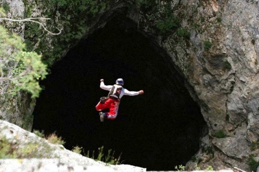 ガートナー。2004年、クロアチアの深さ623 フィート（約190m）の洞窟内へベース ジャンプを成功させる。