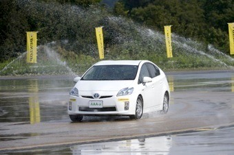 「AAA-a」タイヤの試乗走行。摩擦抵抗が少ない路面をさらに水で濡らして滑りやすい状態を作り出している。
