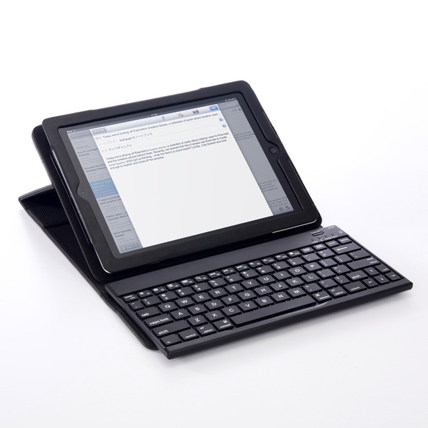 iPad背面側はシリコンラバーとなっており、無段階の角度調節が可能