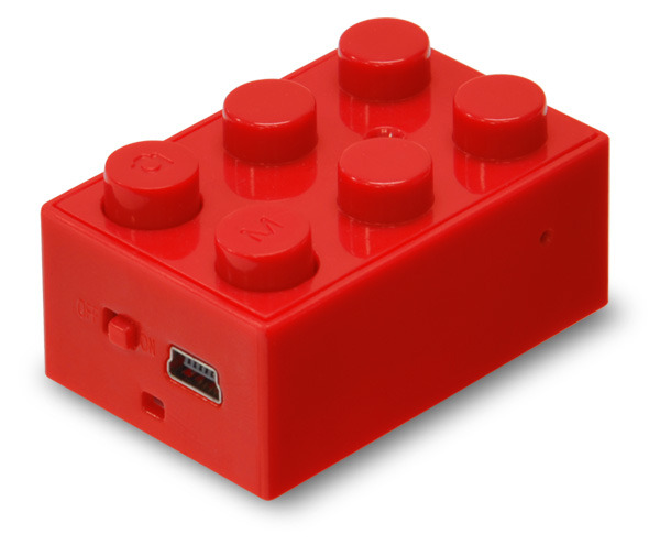 ブロック型デジタルトイムービー「CHOBi CAM BLOCK」。出っ張り部分が操作ボタンになる