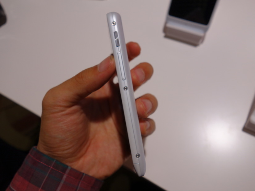 「RAZR（レーザー） M SoftBank 201M」