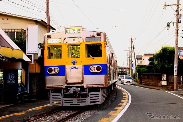 もと都営地下鉄三田線の6000形が熊本電鉄の（道路）併用区間をゆく