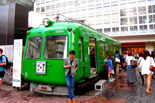 渋谷駅ハチ公口に展示されている東急5000系